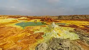 Dallol Vulkanlandschaft mit braunem Eisenoxid und gelbem Schwefel in der Afar-Region Äthiopiens