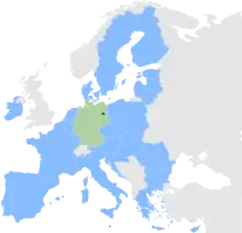 Graphische Europakarte mit hellblau markierten Ländern aus der Europäischen Union, hellgrün markiertes Deutschland und dunkelgrün markierte Stadt Berlin.