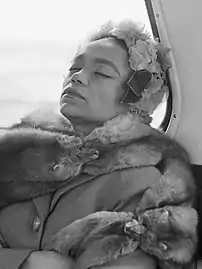 Eartha Kitt mit mehrfelligem Marderkollier (1962)