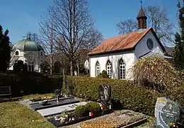 Neue und alte Friedhofskapelle