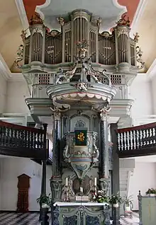 Kanzel-Orgel-Altar in der Evangelischen Kirche in Reichshof-Eckenhagen