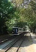 Straßenbahn aus Richtung Lille, Haltestelle Parc Barbieux, vor der EDHEC