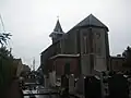 Seitenansicht der Kirche Saint-Vaast mit dem zugehörigen Friedhof