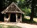 Frontseite der Eierhütte (Nachbau der Mooshütte)