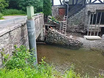 Untere linksseitige Flügelmauer der L294 Brücke über den Eifgenbach mit Hochwasserschäden