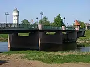 Torgauer Brücke in Eilenburg, im Hintergrund das Industriedenkmal DCF-Wasserturm