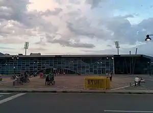 Platz vor dem Stadion und Fassade der Haupttribüne