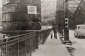 Hinweisschild „Fußgänger auf der Brücke nicht ansammeln – Überlastung“ an nördlicher Brückenzufahrt (4. Mai 1975)