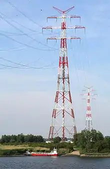 Die Elbekreuzung 2 bei Stade verwendet die höchsten Freileitungsmasten Europas.