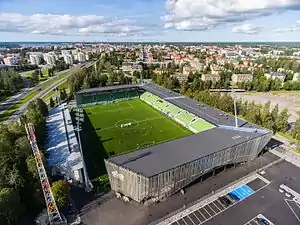 Blick auf das Elisa Stadion (August 2016). Links die alte Haupttribüne und rechts die neuen Zuschauerränge