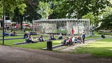 Elisengarten mit archäologischer Vitrine