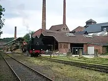 Dampflok Emil Mayrisch N.3 vor der Kulisse der Sand- und Tonwerke in Dörentrup