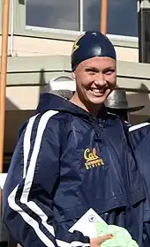 Emily Silver trägt eine blaue Trainingsjacke und eine blaue Badekappe der University of California.