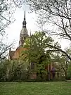 Blick auf die Emmauskirche, bevor Frühlingsgrün die Sicht versperrt