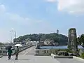 Blick auf die Halbinsel Enoshima vom Stadtzentrum aus