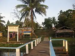 Ortseingang von Kabakaburi vom Pomeroon River aus gesehen