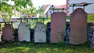 Epitaphien unterhalb der Kirche