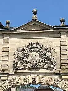 Das Erffasche Wappen über der Hofeinfahrt zu Schloss Ahorn, Ahorn.