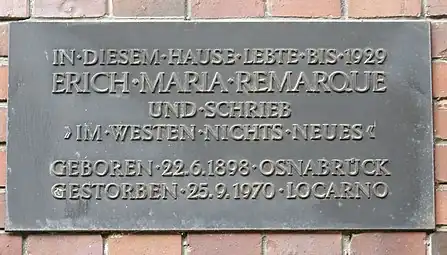 Gedenktafel in Berlin, Wittelsbacherstraße 5 (mit falscher Angabe „bis 1929“ und falscher Angabe zum Roman Im Westen nichts Neues)