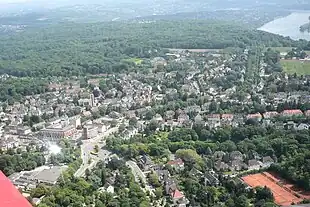 Blick von Nordwesten auf Essen-Stadtwald, vorn links der Stadtwaldplatz