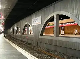 Bahnsteige der L1 und der Renfe