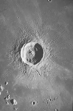 Euler ist ein gutes Beispiel für die Struktur eines Kraters mit Zentralberg auf flachem Kraterboden.