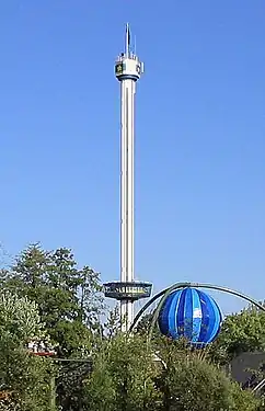 Der Euro-Tower. Die Kabine befindet sich im unteren Drittel.