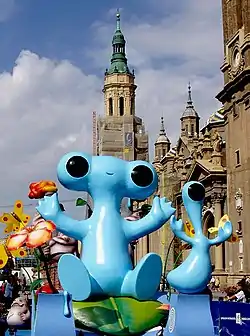 Das Maskottchen der Expo 2008, Fluvi, vor der Basílica del Pilar