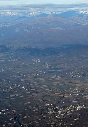 Zadrima mit dem Dorf Fishta in der Bildmitte bei den beiden Stauseen, rechts davon das Dorf Troshan (2016)