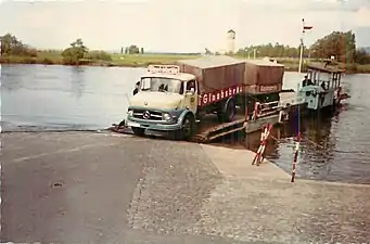 Ein LKW der Glaabsbräu verlässt die Fähre ca. 1965