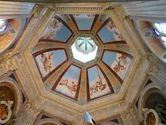 Fürstliches Mausoleum (Stadthagen),siebeneckiger Zentralbau, Blick in die Kuppel(Quelle: WP)