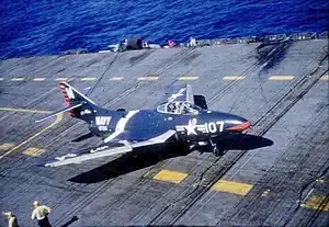 Eine F9F-6 der VF-24 landet 1955 auf der "USS Essex"