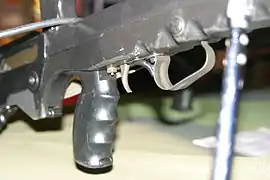 Der Abzugsbügel der FAMAS F1 ist drehbar, um den Abzug mit Winterhandschuhen bedienen zu können