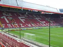 Fritz-Walter-Stadion(Fritz-Walter-Stadion)Ort: KaiserslauternKapazität: 46.000Verein: 1. FC Kaiserslautern