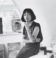 Leiko Ikemura in nachdenklicher Pose, in den 1990er Jahren in der Villa Waldberta