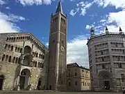 Duomo di Parma, typisch lombardisch die Zwerggalerien unter der Giebelschräge