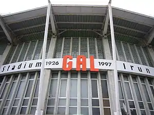 Die Fassade der Haupttribüne des Stadium Gal (Juni 2010)