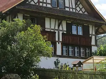 Fallläden an einem Schweizer Bauernhaus (Butzenhaus in der Region von Zürich)