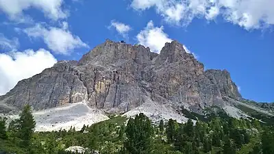 Blick vom Falzaregopass zur Bergstation der Seilbahn