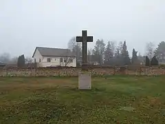 Familiengrab von Kattes auf dem Kirchhof der Dorfkirche Roskow