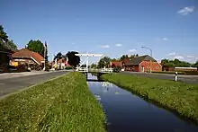 Fehnkanal mit Klappbrücke in Jheringsfehn