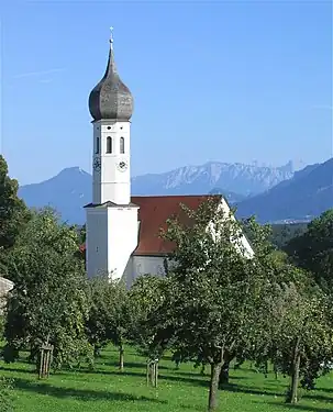 Dettendorf, im Hintergrund Kranzhorn (links) und Kaisergebirge