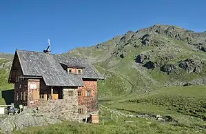 Feldnerhütte, dahinter das Kreuzeck (2702 m ü. A.)