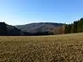 Blick von einer Anhöhe zwischen Lautern und Beedenkirchen westnordwestwärts zum Felsberg