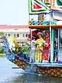 Geschmücktes Boot beim Huế-Festival