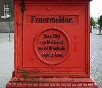 Warnhinweis an historischem Feuermelder in Spandau