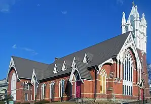 Baptistenkirche von 1874, zurückgehend auf die seit den 1780ern und damit älteste ansässige religiöse Gemeinschaft. Die First Baptist Church of Ossining ist seit Januar 1973 im NRHP eingetragen.