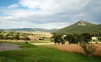 Blick auf die Fischauer Vorberge von Zweiersdorf über die Senke der Neuen Welt, rechts der Kienberg (650 m), dann Mitterberg (520 m), Prossetschlucht, Burg Emmerberg mit Schlossberg (584 m), Größenberg (605 m), Muthmannsdorf