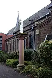 Nordseite, der Kirche entnommene Säule