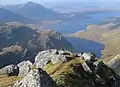 Blick vom Gipfel nach Westen auf Loch Dubh und Fionn Loch